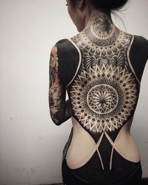 uimitoare-Mandala-full-back-tatuaj-88