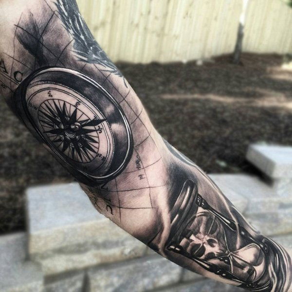 kompas-in-hourglass-full-rokav-tatoo-za-človek-75