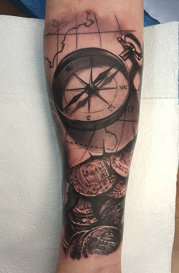 kompas-in-kovanca-tetovaža-78