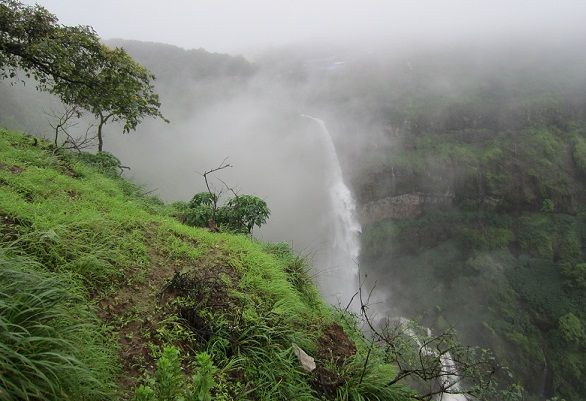 Geriausia Waterfalls Near Mumbai-Lingmala Falls