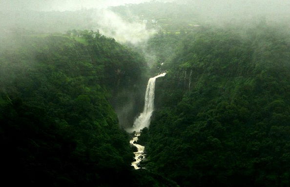Geriausia Waterfalls Near Mumbai-Dhobi Falls