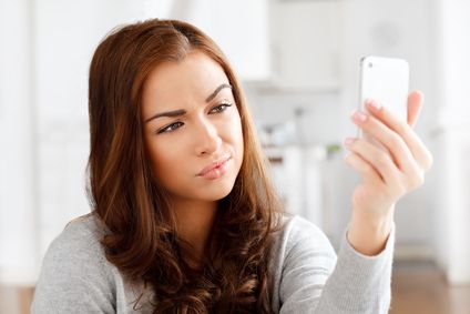 graži young woman using mobile phone