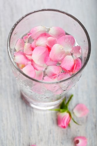 15 Csodálatos felhasználása és előnyei Rose Water | Stílusok az életben
