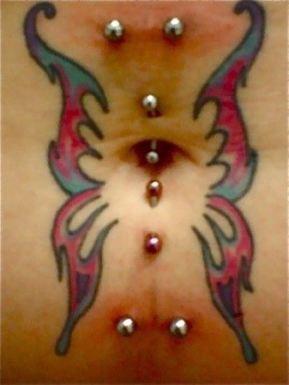 Burtă piercing with butterfly tattoo