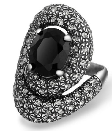 srebrni prstan s črnim kamnom