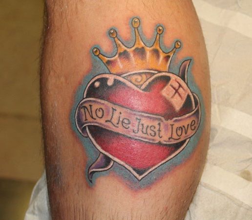 korona-egy-quote-és szív-tattoo
