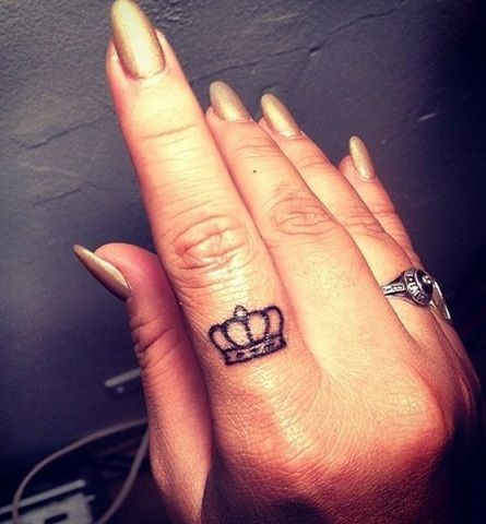 finger-crown-tattoo