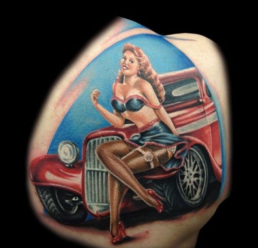 pin-up-girl-on-régi-car-tetoválás