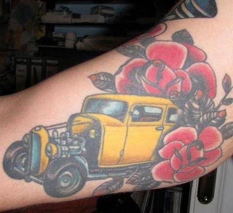 automobilis-tatuiruotė, įterptas su gėlėmis