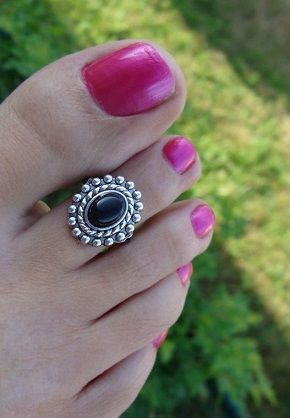 black-stone-toe-ring