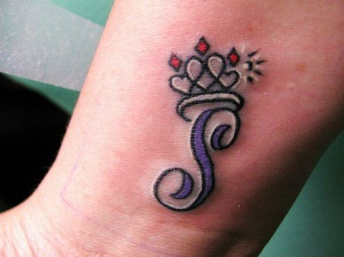 Személyre Queen Wrist Tattoo Design