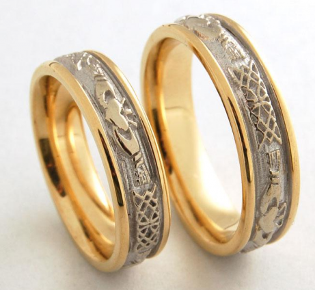 Distinct titanium gold embossed couples rings