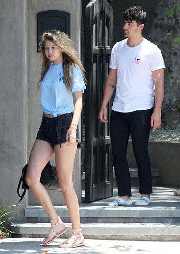 EXCLUSIVE: Makeup-free Gigi Hadid seen with some major bedhead, kissing Joe Jonas goodbye as she leaves his house in Los Angeles