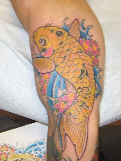 geltona-auksinė-žuvies tatuiruotė