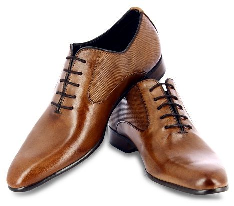 The elongated structured leather men shoes