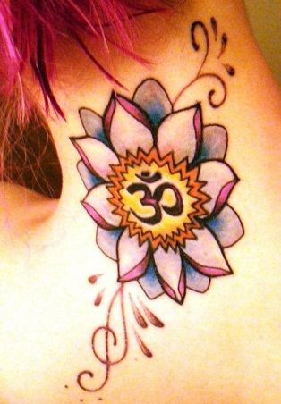 spalvinga gėlių-om-tatuiruotė