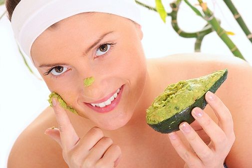 Egyszerű Homemade Beauty Tips for Dull Skin-Avocado face PACK