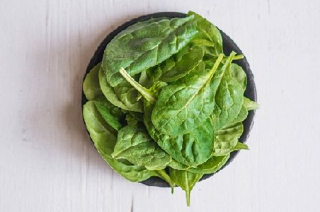 înalt fiber content foods - Spinach on wooden background