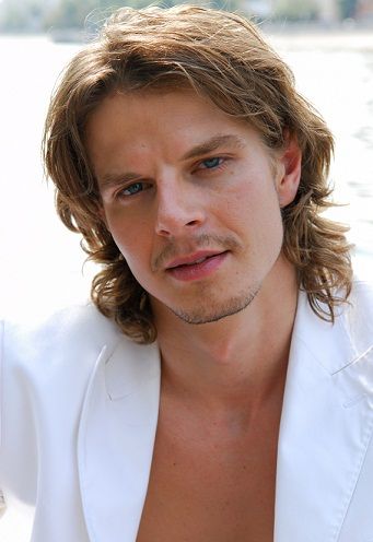 Hosszú hairstyles for men - Cascading Curls