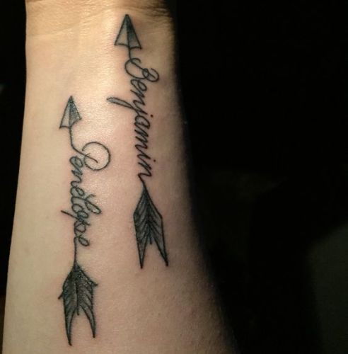 săgeată tattoo designs with name