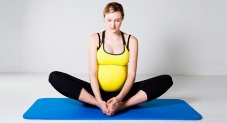 25 cele mai bune Asanas de yoga pentru femeile insarcinate: Ce este sigur si ce nu este