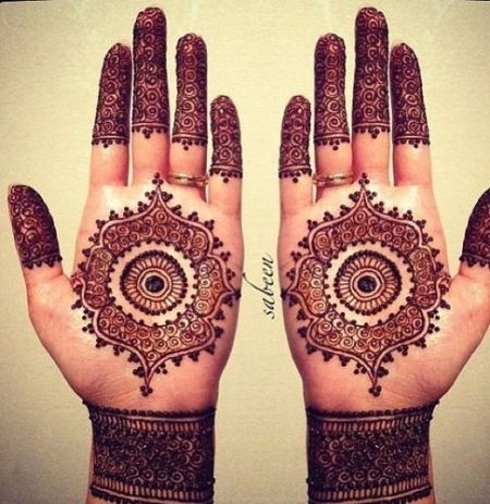 Trendy circular henna art