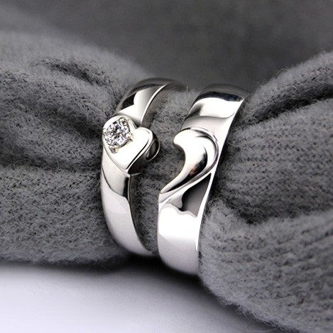 Magnetic half heart couple rings