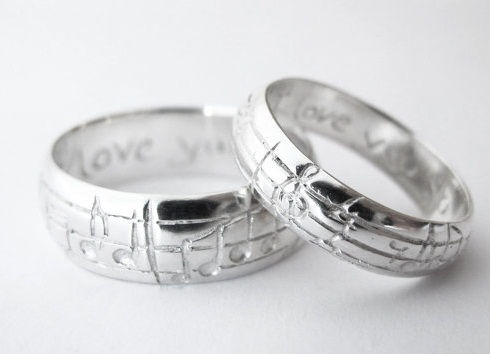 Sliši se of love engraved in musical notes on rings