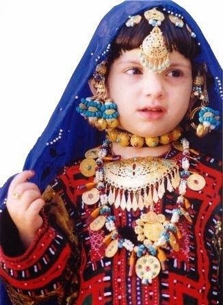 girl-in-oman-wearing-traditional-teeka-21