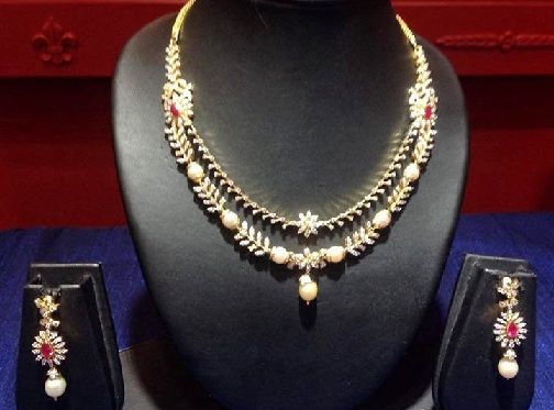 ogrlice s premerom-diamanti-z-morskimi-bisernimi
