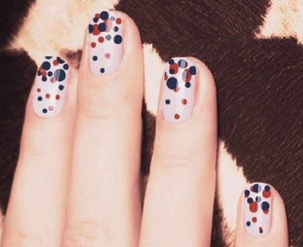 egyenetlen-polka dots nails