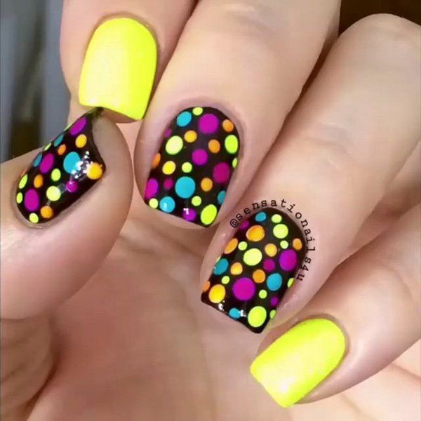 színes dot nail