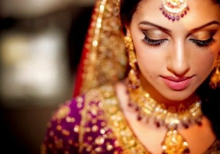 indián Bride using Fake Eyelashes