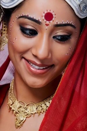 bengáli Bridal Makeup Look with Red Bindi