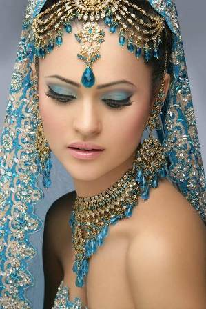 Mėlyna and Gold Bridal Look