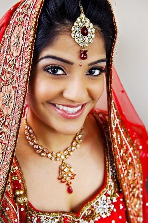 Spalvinga Indian Bride