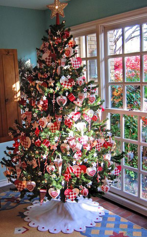 minunat Christmas tree decoed with red themed ornaments checked hearts ice creams