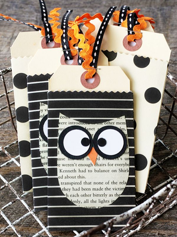 Daj a sweet Halloween treat in the form of a gift card with this DIY Halloween Gift Card Holders. www.livelaughrowe.com #halloween #giftcardholder