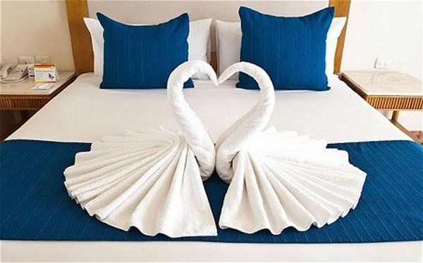 Fürdőkád towels folded to look like swans