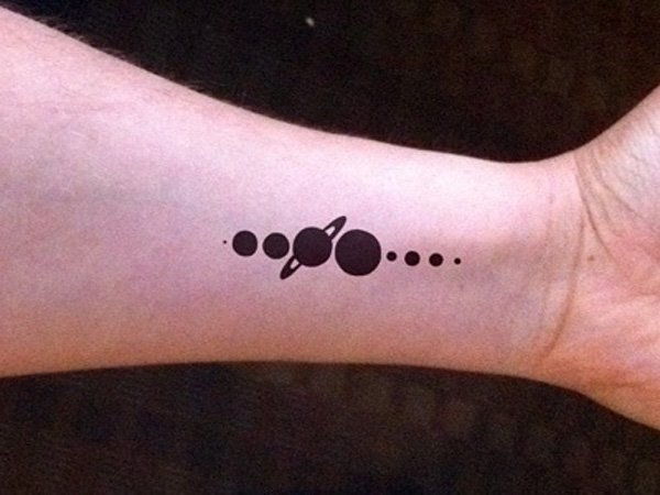 30 Exemple de tatuaje ale sistemului solar