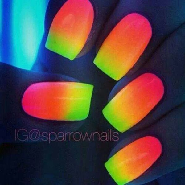 Gradientas glow nail art design