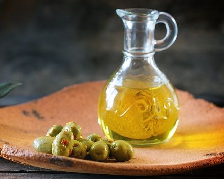 Alyvuogės and olive oil for acne
