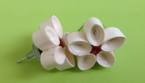 papír-Quilling-ékszer-design-easy-merített-fehér-quilled-virágos-ménes