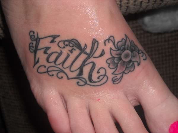 35 Navdihujoče Faithove tetovaže