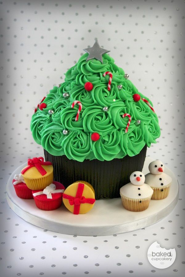 velikan-cupcake-božično-drevo