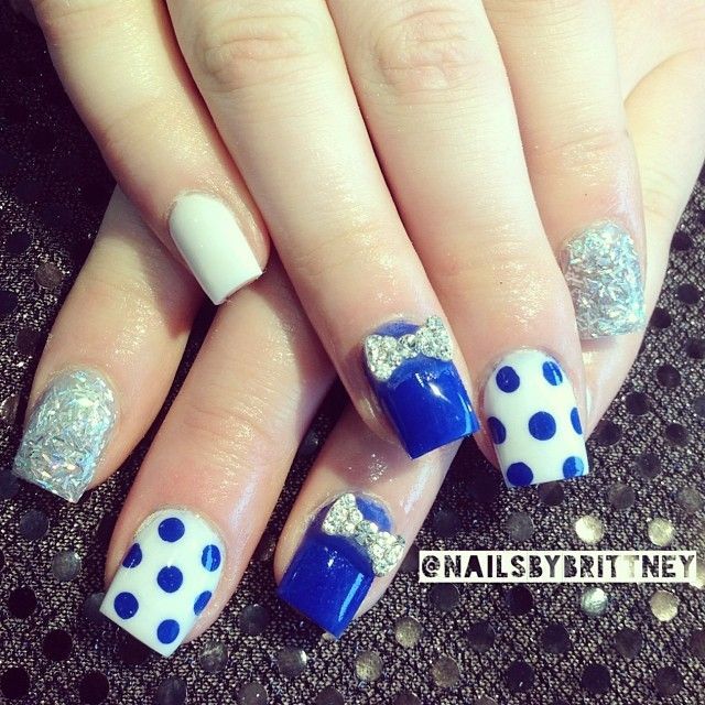 Elegant blue polka dots nail art