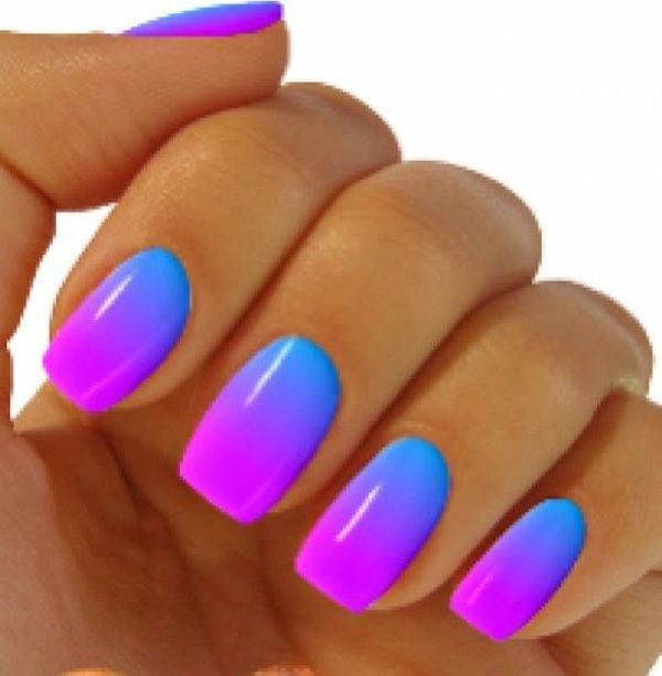 Fénylő vibrant blue to purple gradient nail art.