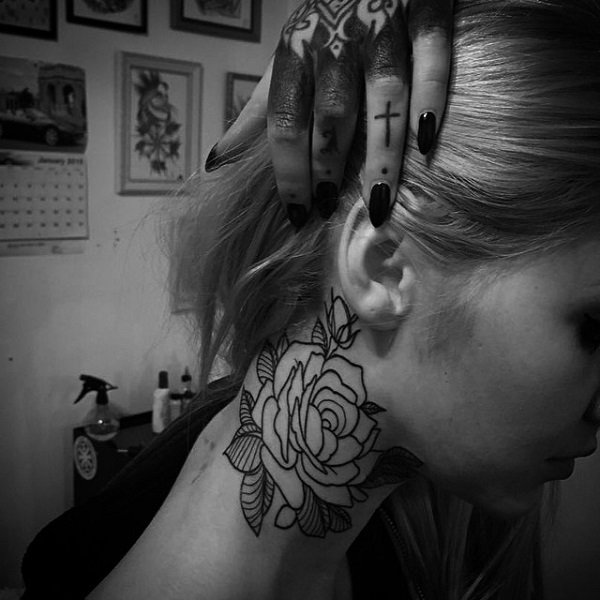 Trandafir nack tattoo