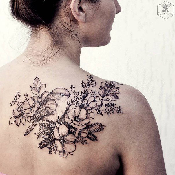 paukštis and flower back tattoo