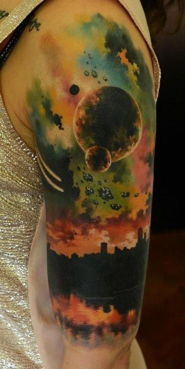színezett space hlaf sleeve tattoo
